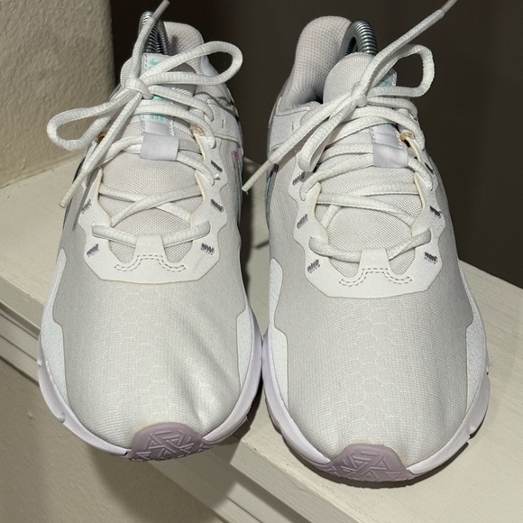 Wmns Nike Legend Essential 2 / White Green Glow  / CQ9545 100 / Great Shape Sz 8 - Picture 6 of 9